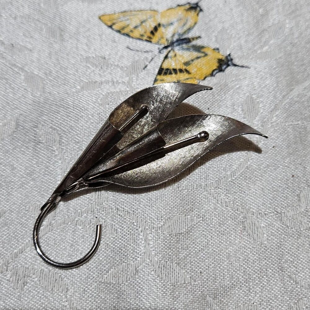 vintage boho whimsical flower silver tone brooch